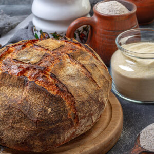Angeschnittenes rustikales Weizen-Roggen-Sauerteigbrot mit dicker Kruste