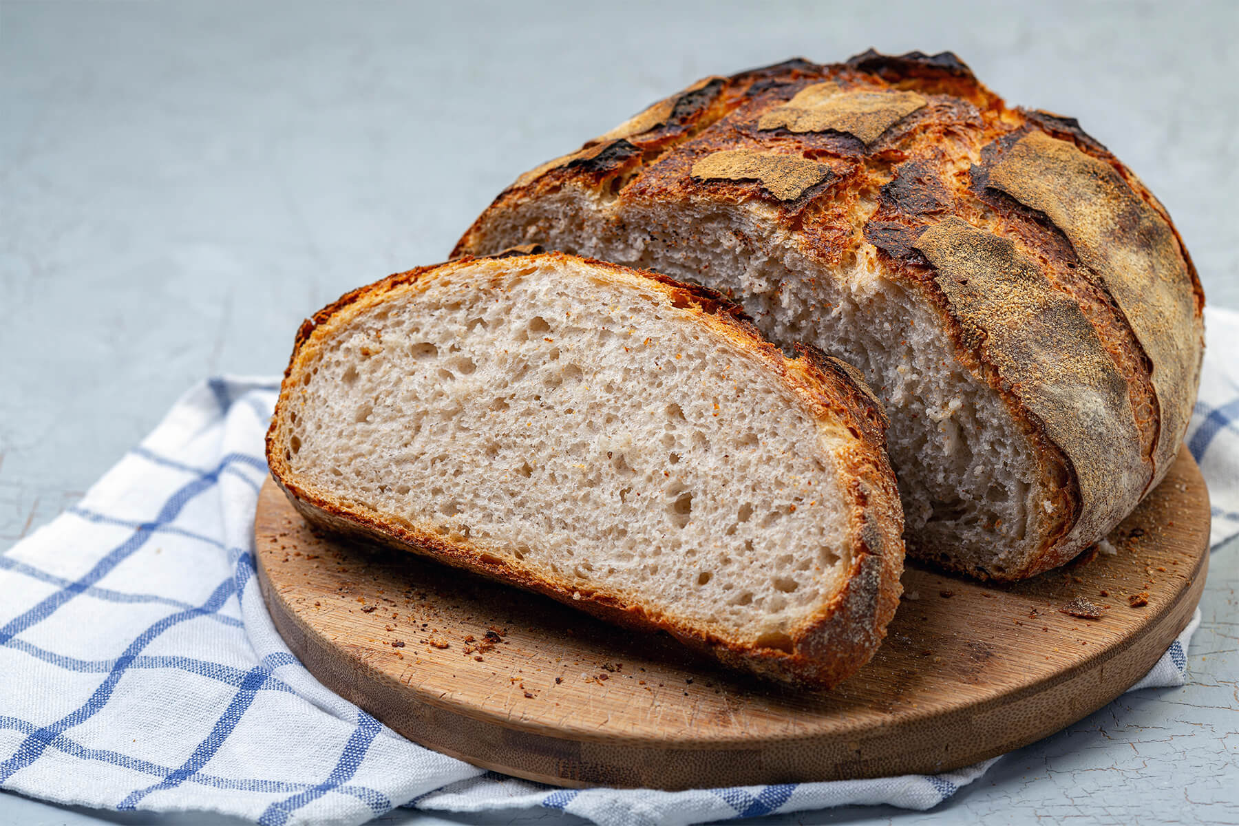 Brot kühlt auf dem Kuchengitter ab