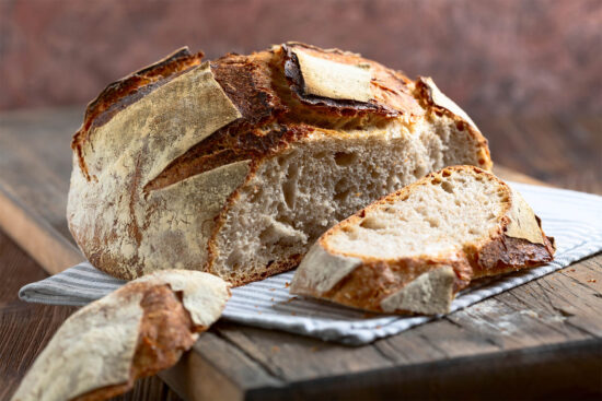 Rustikales Weizen-Roggen-Sauerteigbrot mit dicker dunkler Kruste