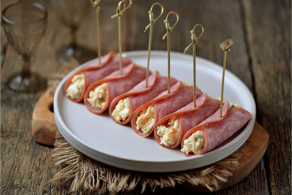 Schinken-Röllchen mit Frischkäse auf Holzspießen