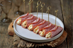 Schinken-Röllchen mit Frischkäse auf Holzspießen