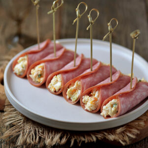 Schinken-Röllchen mit Frischkäse auf Holzspießen