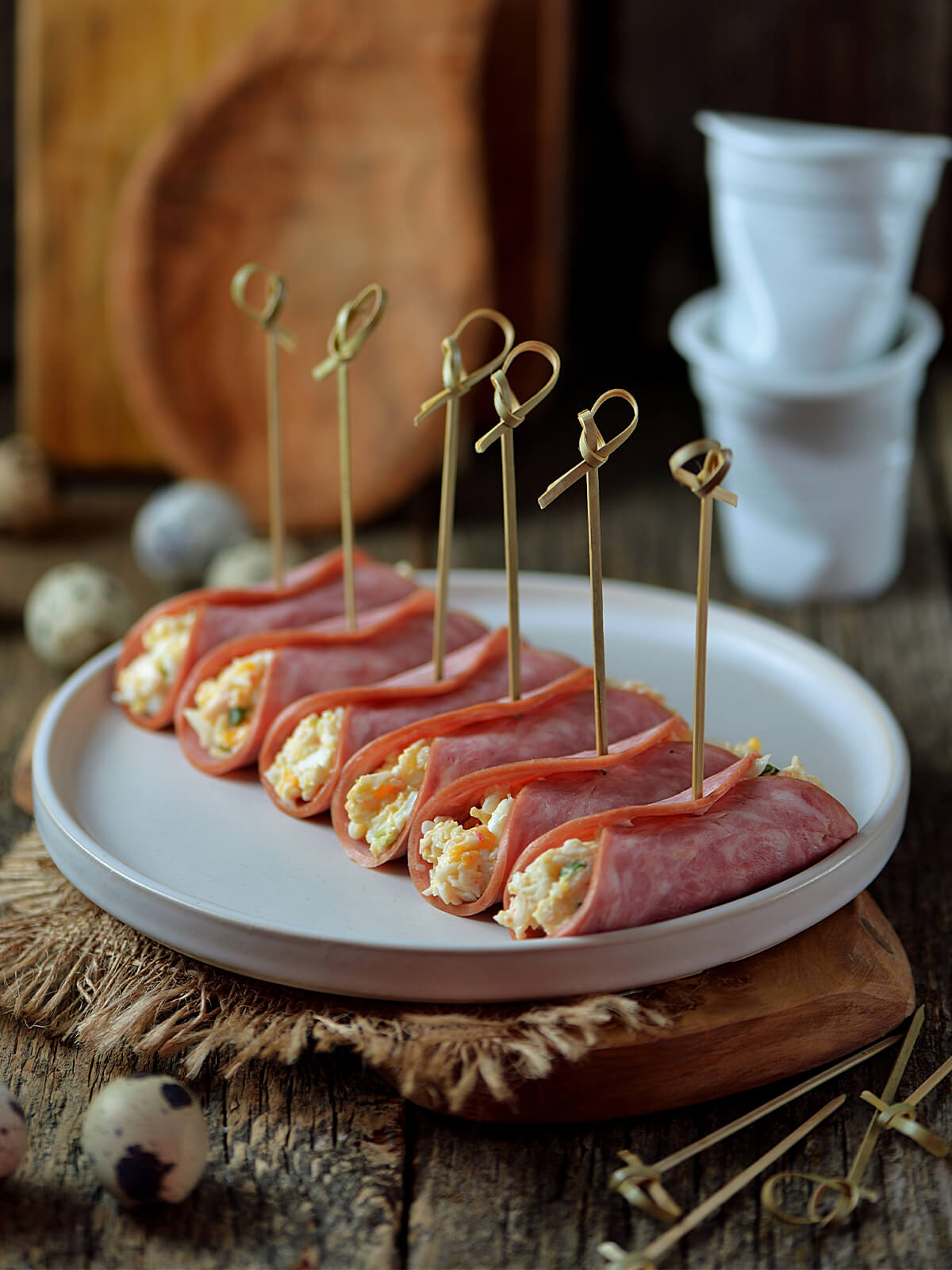 Schinken-Röllchen mit Frischkäse auf Spießen