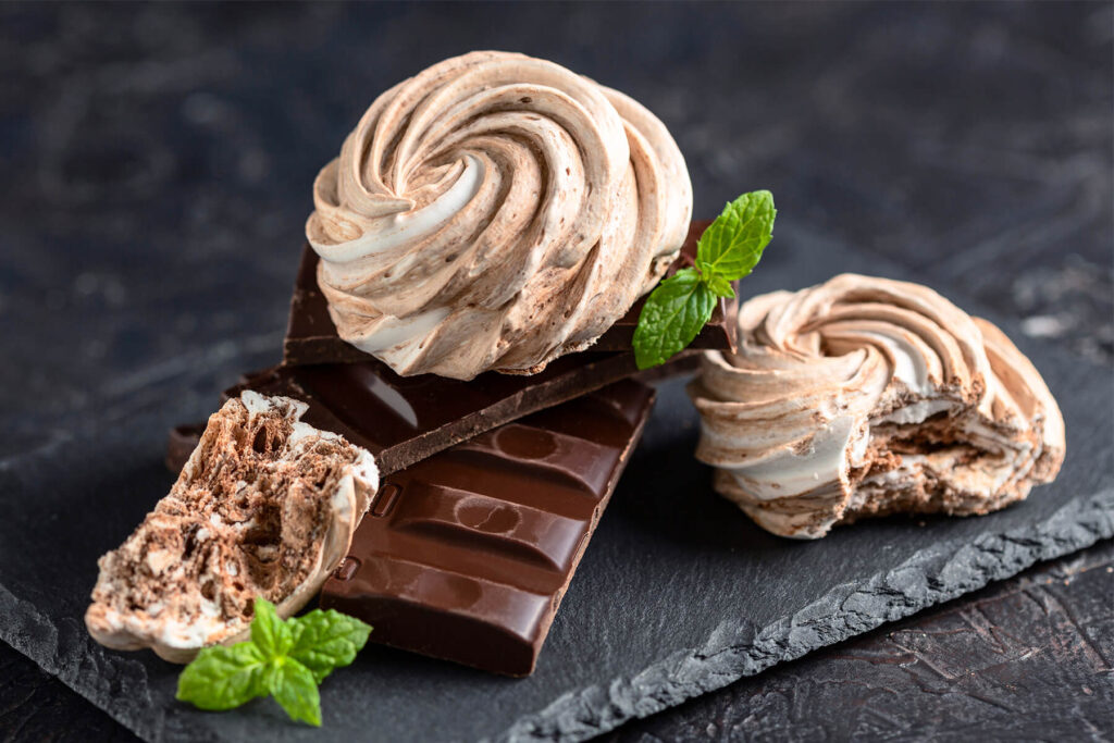 Schokoladen-Baiser mit Marmor-Effekt (Schweizer Meringue)
