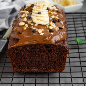 Schoko-Bananenbrot mit Dulce-de-Leche-Glasur auf Abkühlrost