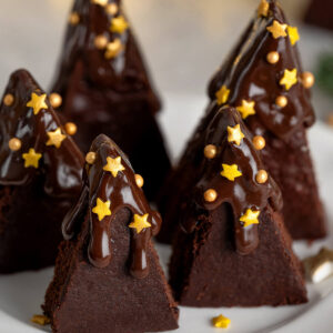 Brownie-Tannenbäume mit glänzender Schoko-Glasur, goldenen Sternen und goldenen Zuckerperlen