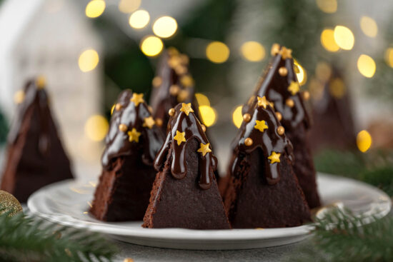 Schoko-Brownie-Tannenbäume mit glänzender Schoko-Glasur, goldenen Sternen und goldenen Zuckerperlen