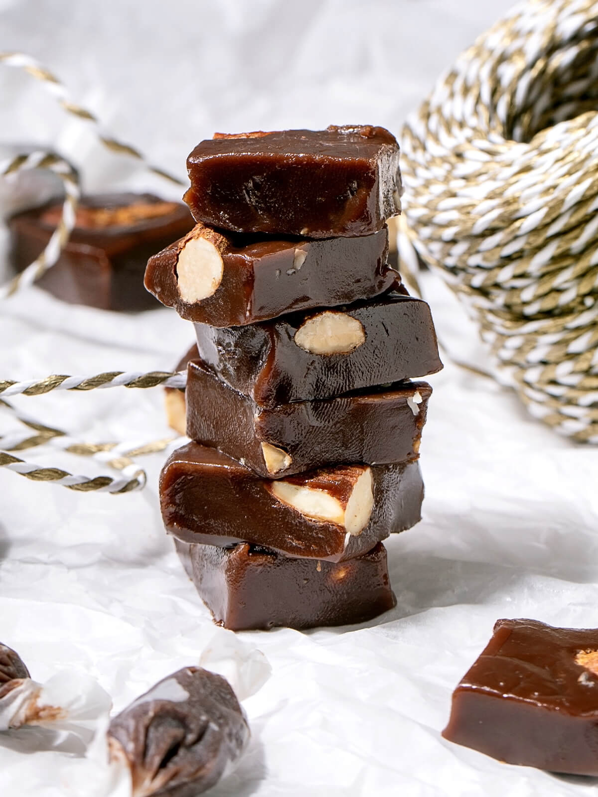 Weiche Schoko-Karamellwürfel mit Mandeln (Chewy Chocolate Caramel)