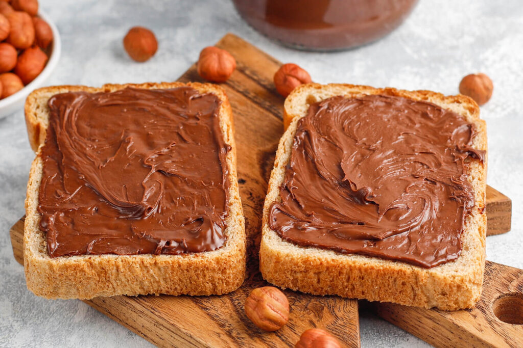 Hausgemachte Schoko-Nuss-Creme auf Toast