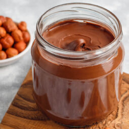Schoko-Nuss-Creme im Glas mit Haselnüssen