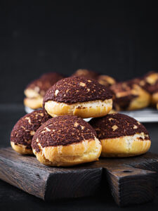 Schokoladen-Craquelin-Profiteroles