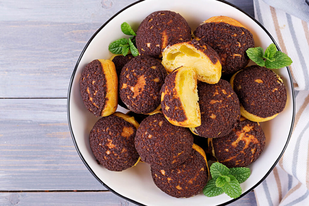 Schokoladen-Craquelin-Profiteroles