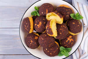 Schokoladen-Craquelin-Profiteroles