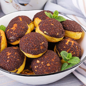 Schokoladen-Craquelin-Profiteroles