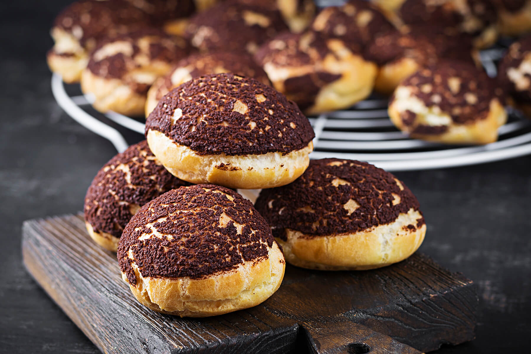 Schokoladen-Craquelin-Profiteroles