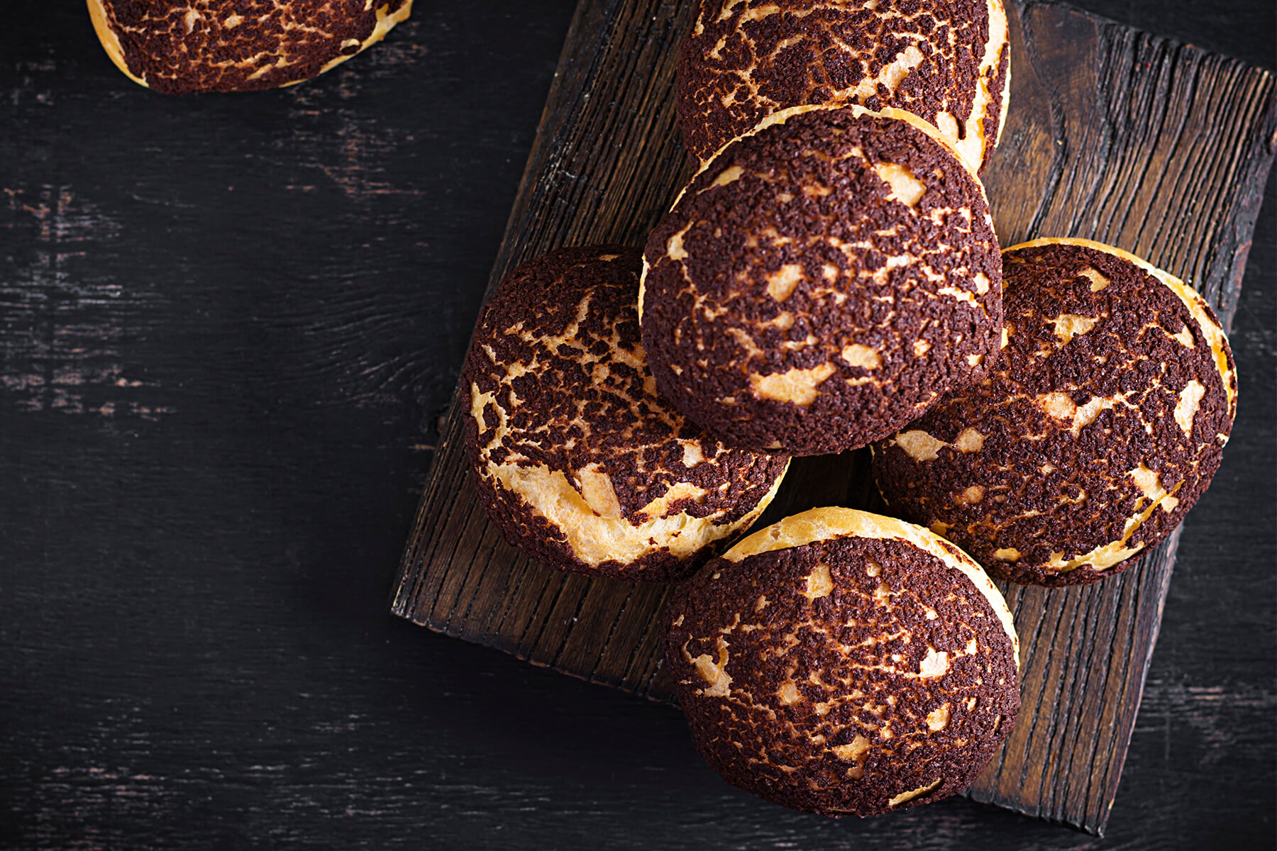 Schokoladen-Craquelin-Profiteroles