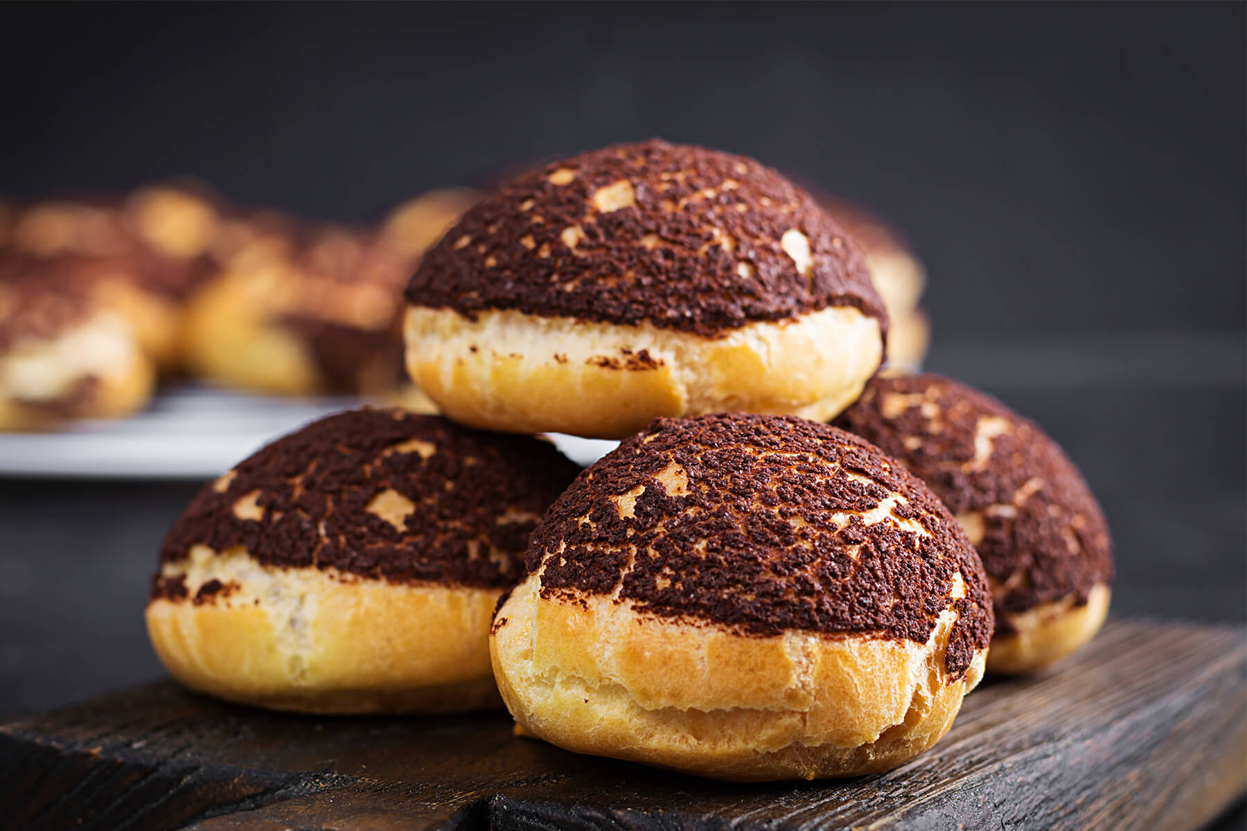 Schokoladen-Craquelin-Profiteroles