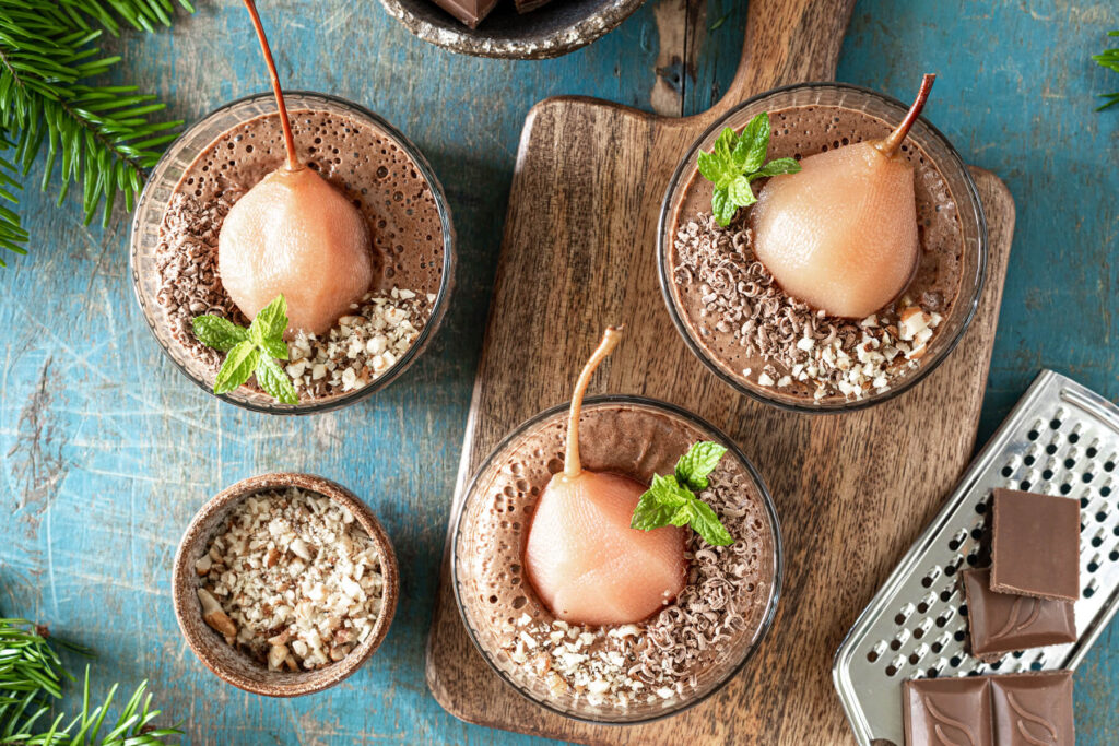 Schokoladen-Mousse mit pochierten Birnen im Glas