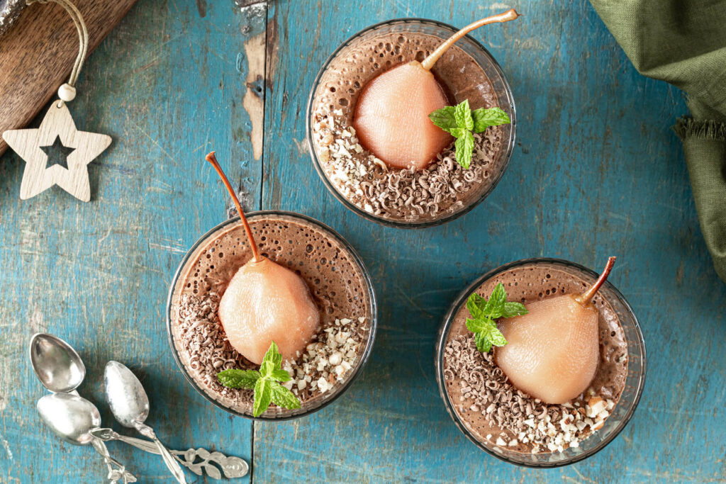 Schokoladen-Mousse mit pochierten Birnen