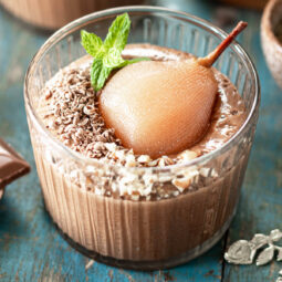 Schokoladen-Mousse mit pochierten Birnen im Glas