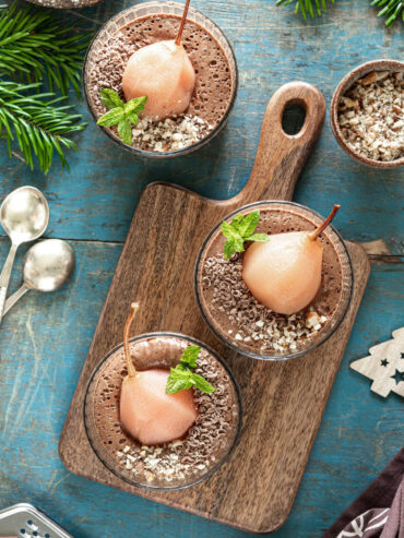 Schokoladen-Mousse mit pochierten Birnen im Glas