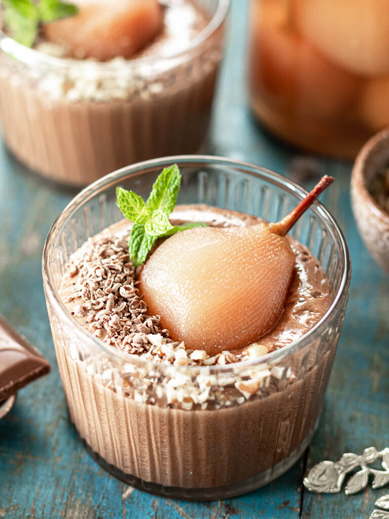 Schokoladen-Mousse mit pochierten Birnen im Glas