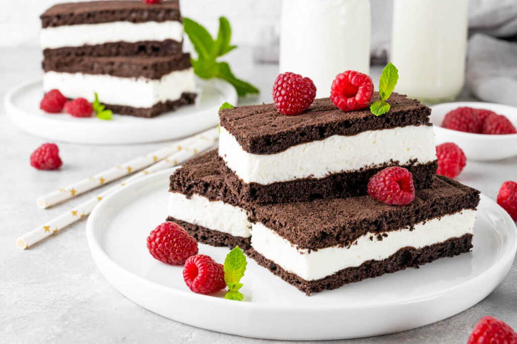 Schokoladen-Sahne-Schnitten mit Himbeeren