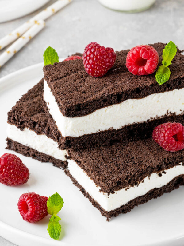 Schokoladen-Sahne-Schnitten mit Himbeeren