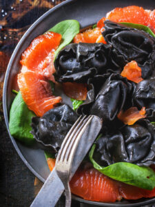 Schwarze Ravioli mit Lachs
