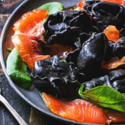 Schwarze Ravioli mit Lachs