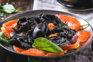 Schwarze Ravioli mit Lachs