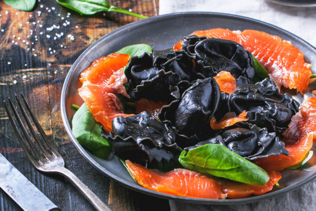 Schwarze Ravioli mit Lachs