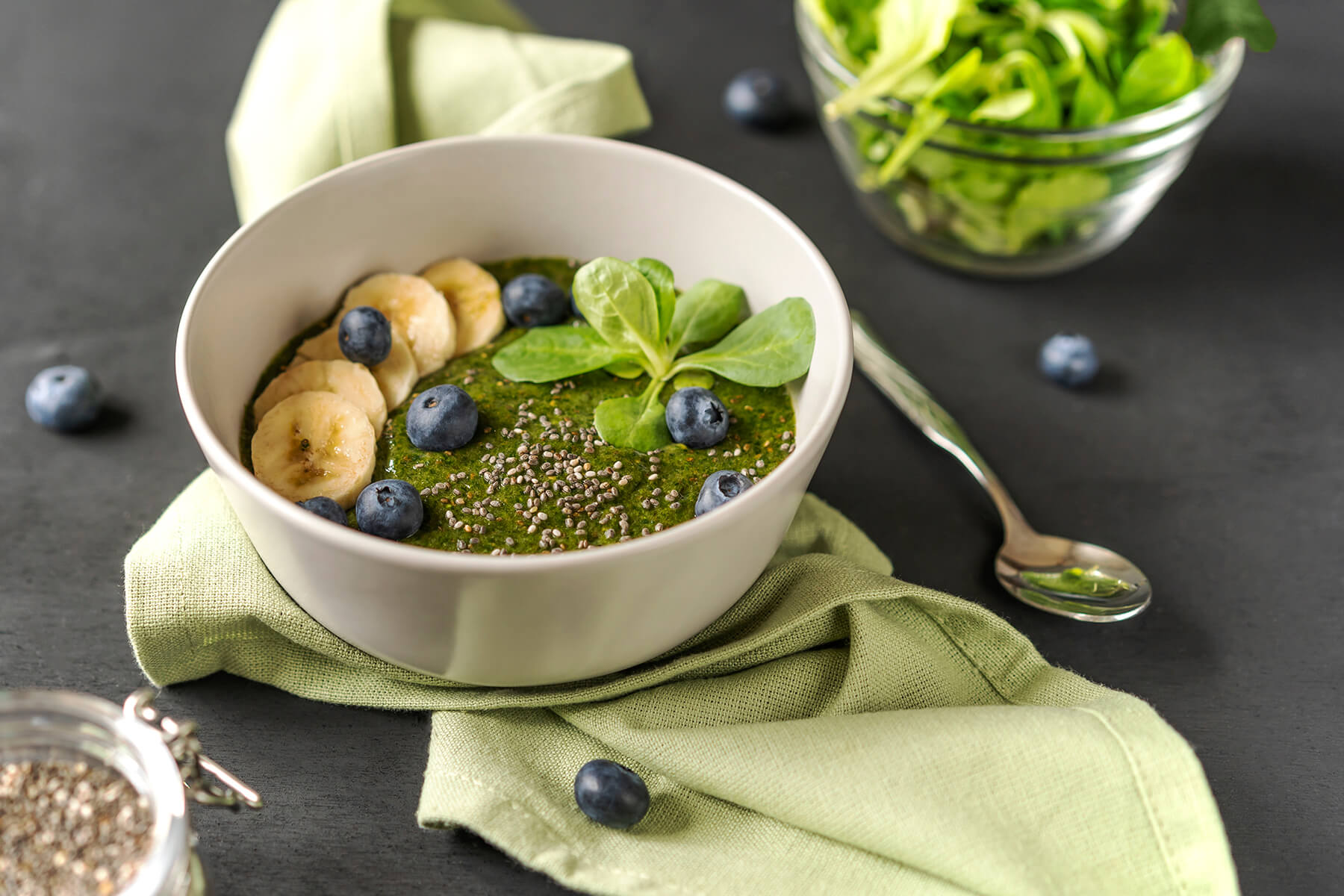 Grüner Smoothie-Bowl mit Toppings