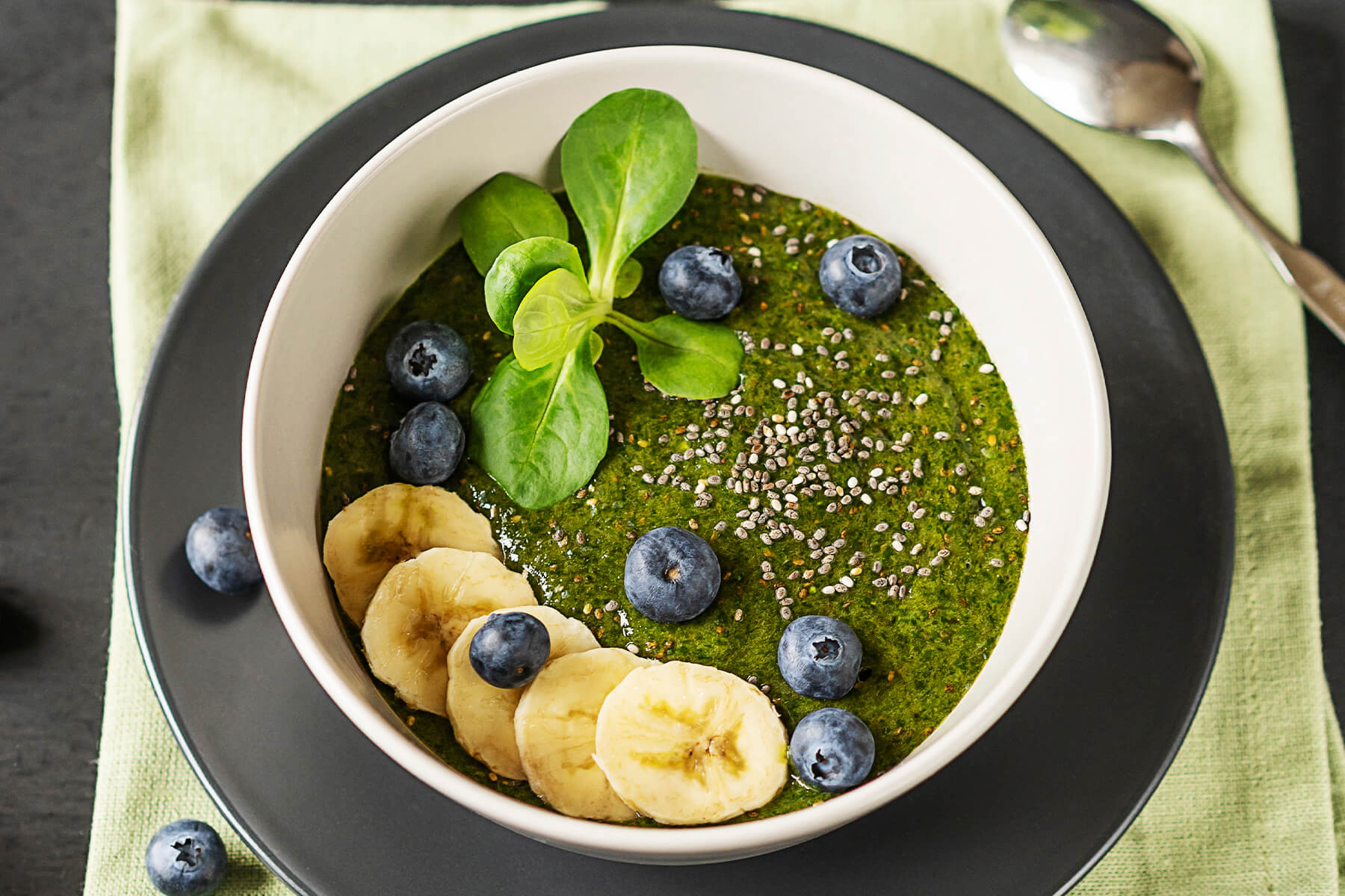 Grüner Smoothie-Bowl serviert