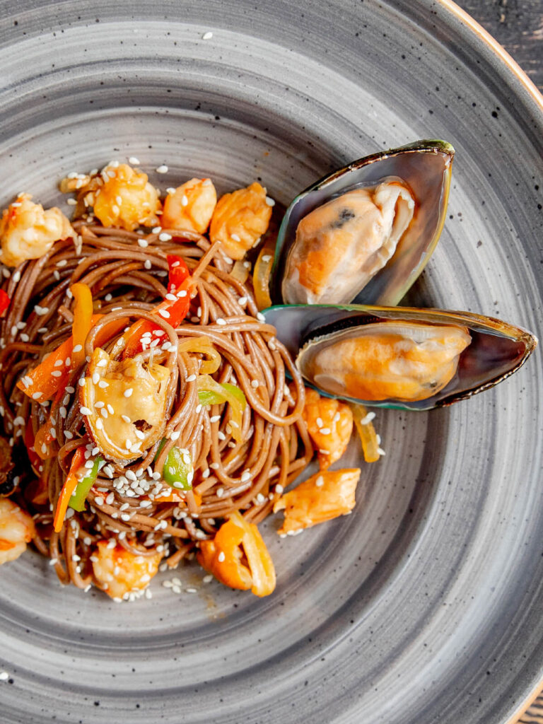 Soba-Nudeln mit Meeresfrüchten –Buchweizennudeln in Soja-Ingwer-Sauce