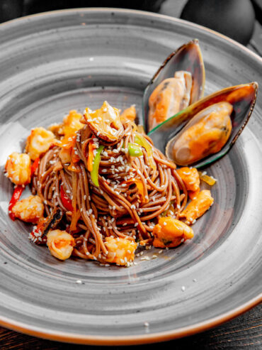Soba-Nudeln mit Meeresfrüchten –Buchweizennudeln in Soja-Ingwer-Sauce
