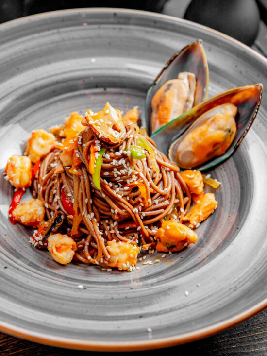 Soba-Nudeln mit Meeresfrüchten –Buchweizennudeln in Soja-Ingwer-Sauce