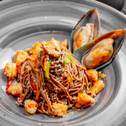 Soba-Nudeln mit Meeresfrüchten –Buchweizennudeln in Soja-Ingwer-Sauce