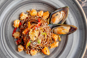 Soba-Nudeln mit Meeresfrüchten –Buchweizennudeln in Soja-Ingwer-Sauce