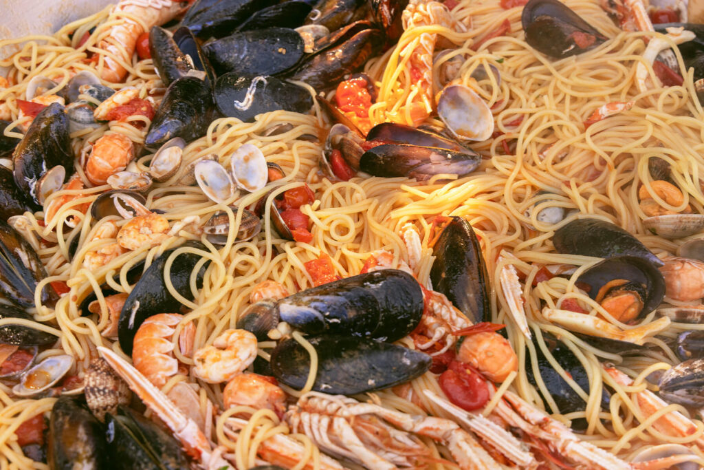 Spaghetti allo Scoglio – Italienische Pasta mit Meeresfrüchten aus der großen Pfanne