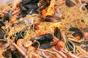 Spaghetti allo Scoglio – Italienische Pasta mit Meeresfrüchten aus der großen Pfanne