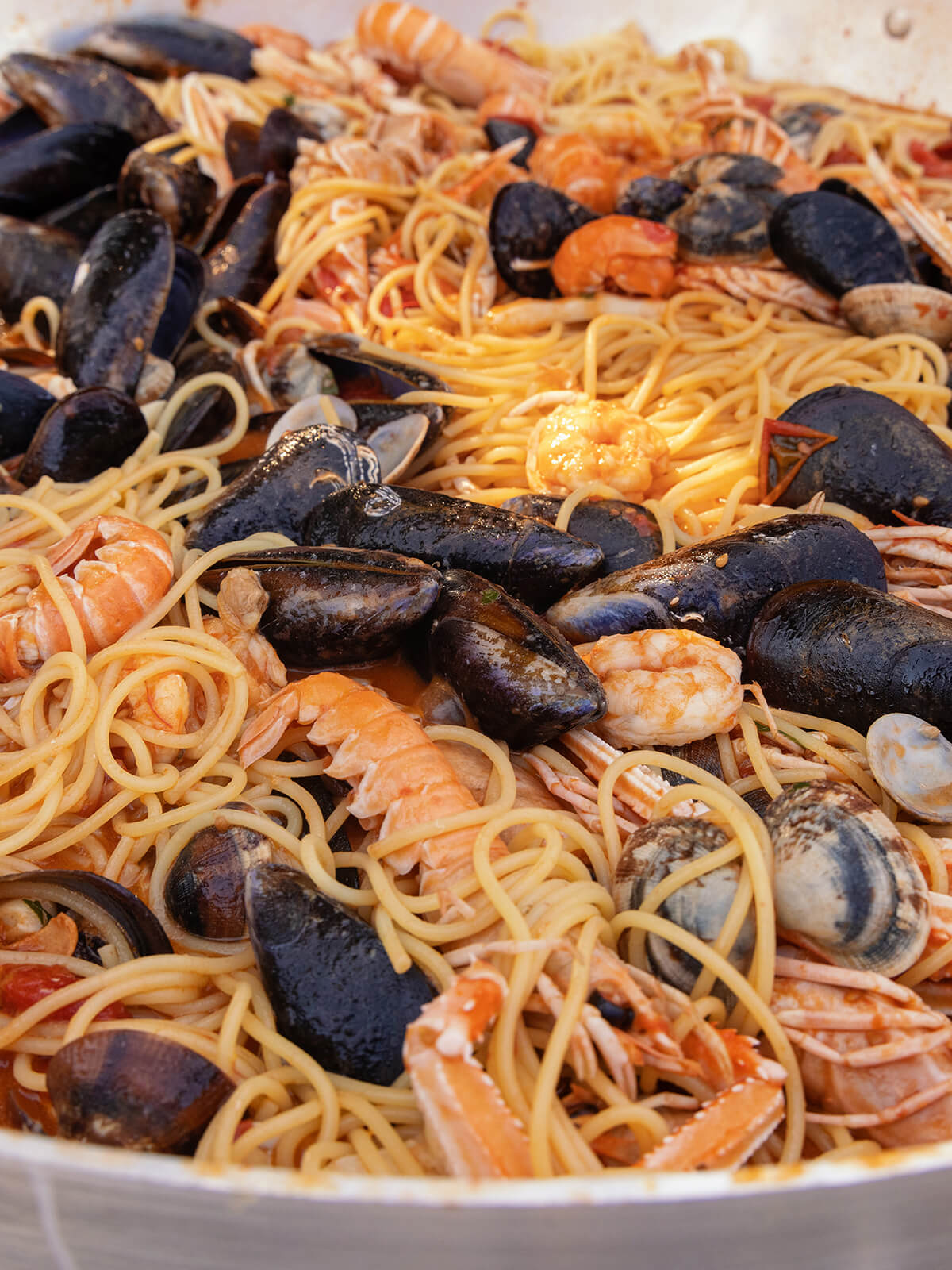 Spaghetti allo Scoglio – Pasta mit Meeresfrüchten in großer Pfanne