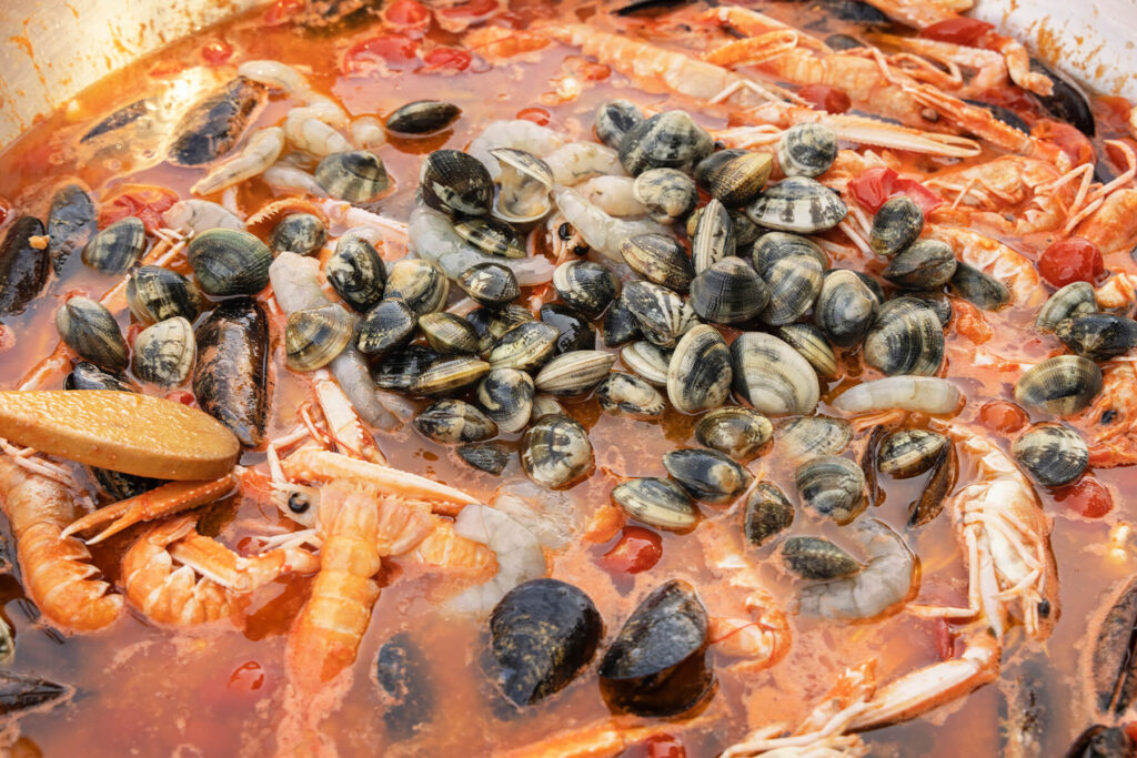 Spaghetti allo Scoglio – Italienische Pasta mit Meeresfrüchten aus der großen Pfanne