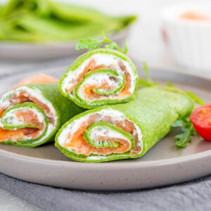 Spinat-Crêpes mit Räucherlachs in Spiralen