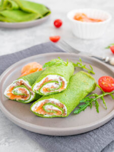 Grüne Spinat-Crêpes mit Räucherlachs und Frischkäse