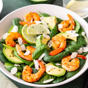 Spinat-Garnelen-Salat mit Avocado und Mandeln in Schüssel