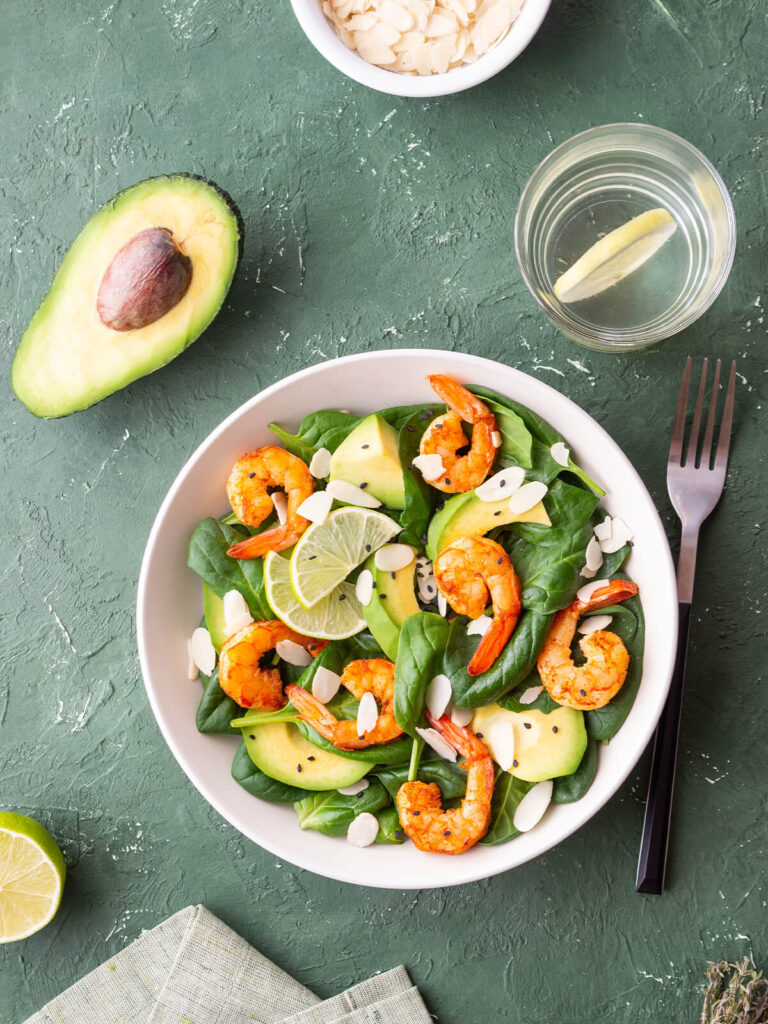 Spinat-Garnelen-Salat mit cremiger Avocado, gerösteten Mandeln und Limetten-Dressing