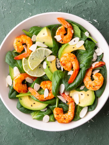 Spinat-Garnelen-Salat angerichtet
