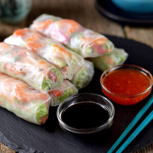 Vietnamesische Spring Rolls mit Garnelen und Dips
