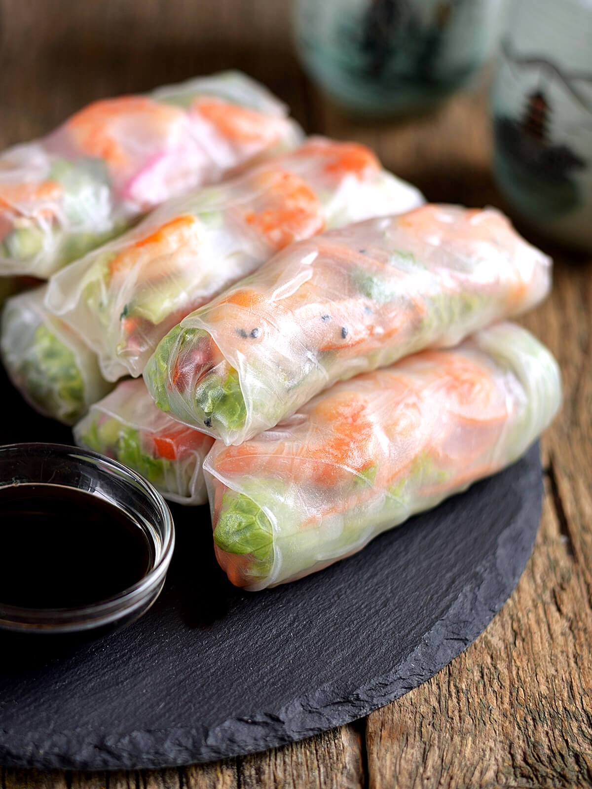 Vietnamesische Spring Rolls mit Garnelen und Soja-Sauce